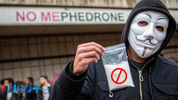 Мужчина в руках держит зип пакет